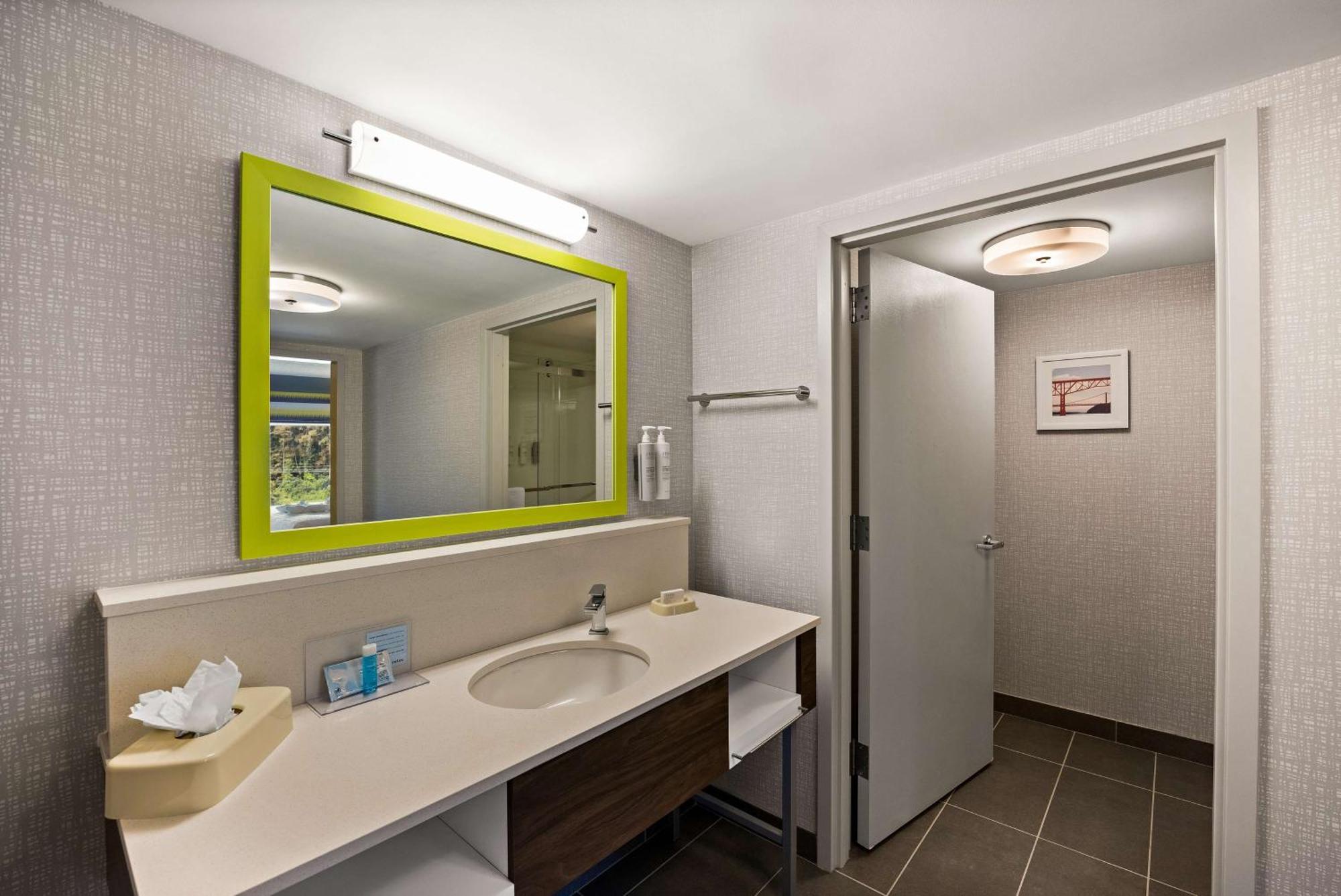 Hampton Inn & Suites Poughkeepsie Spackenkill Exterior foto