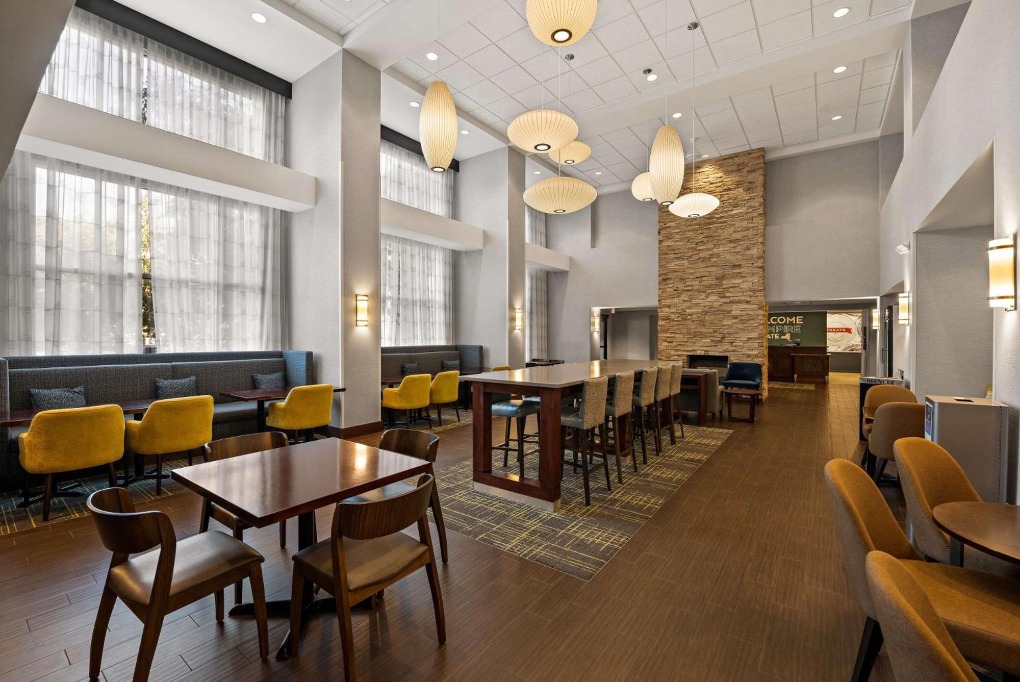 Hampton Inn & Suites Poughkeepsie Spackenkill Exterior foto