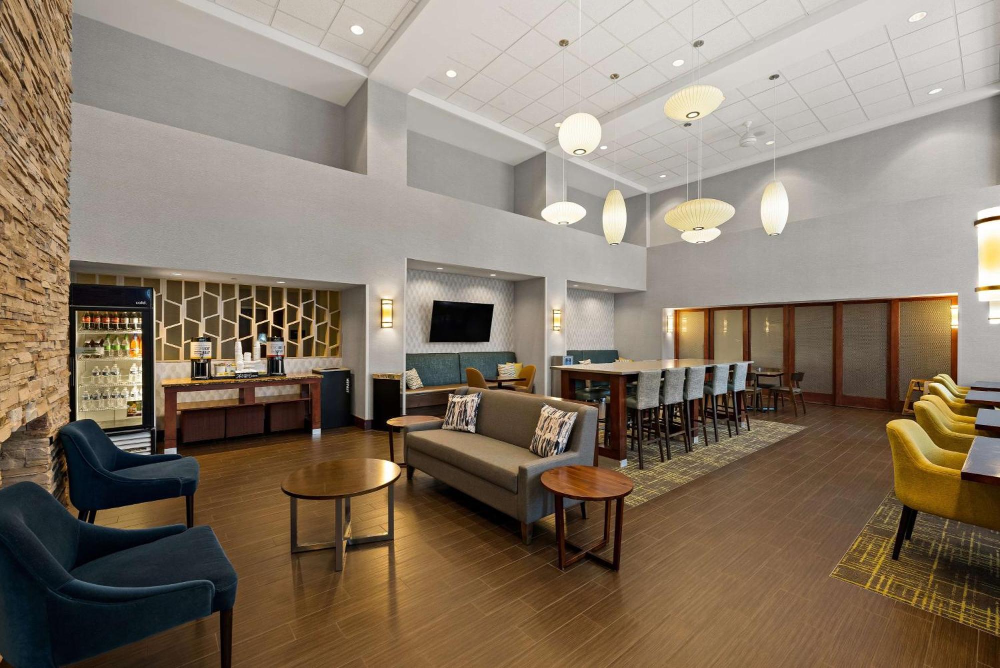 Hampton Inn & Suites Poughkeepsie Spackenkill Exterior foto